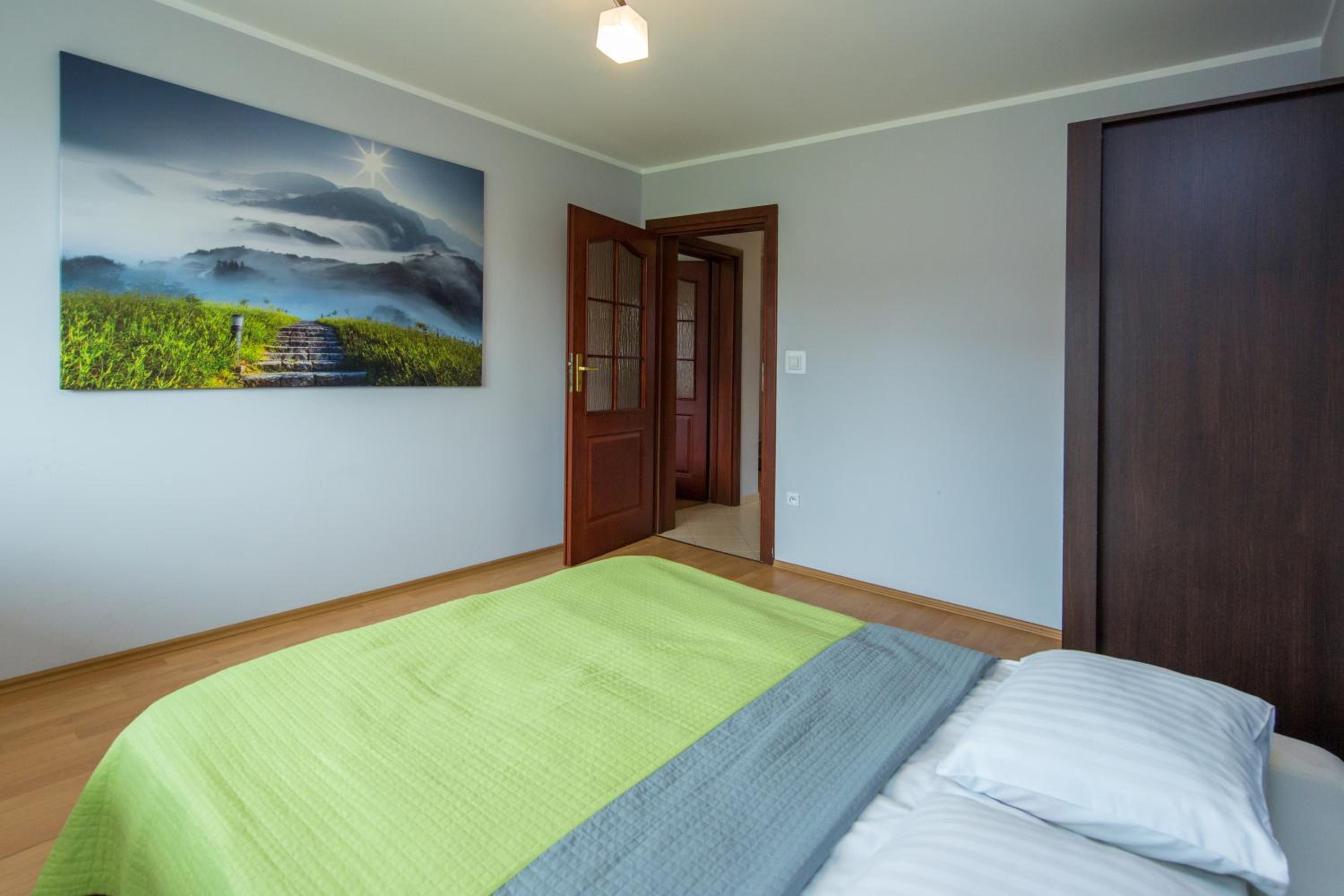 Apartment with Mountain View