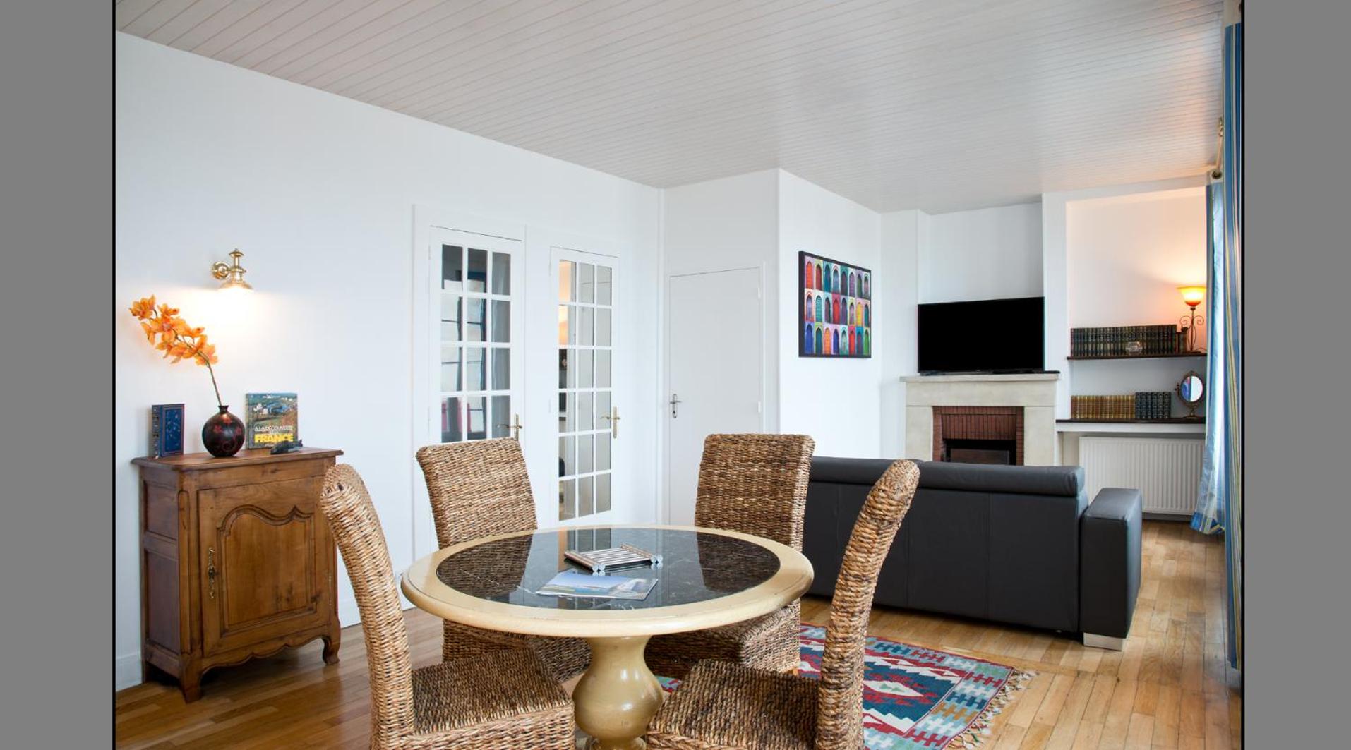One-Bedroom Apartment with Sea View and Balcony