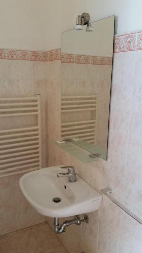 Double or Twin Room with Bathroom - Photo 5
