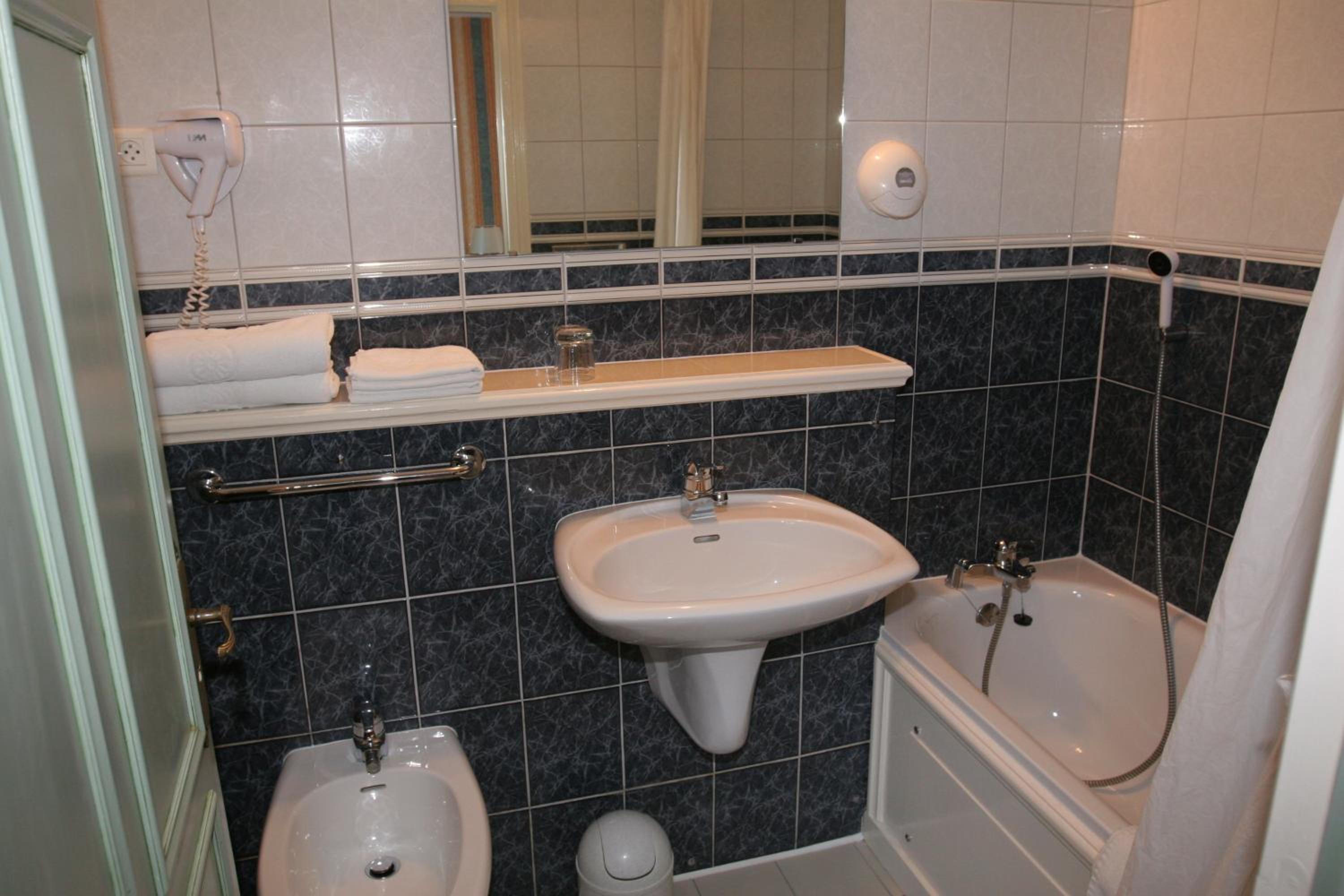 Double or Twin Room with Sea View - Photo 5