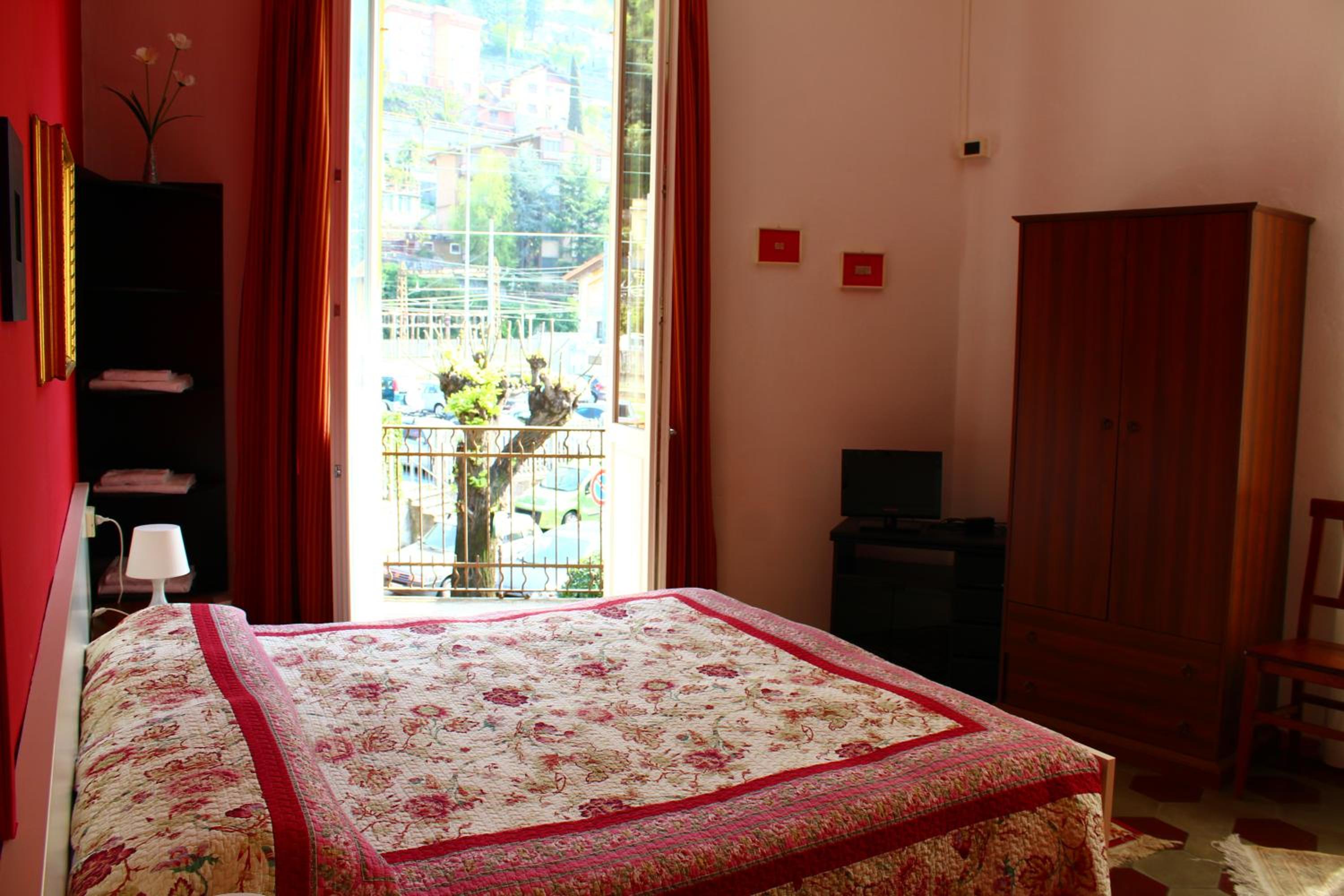 Economy Triple Room with Shared Bathroom photo 2