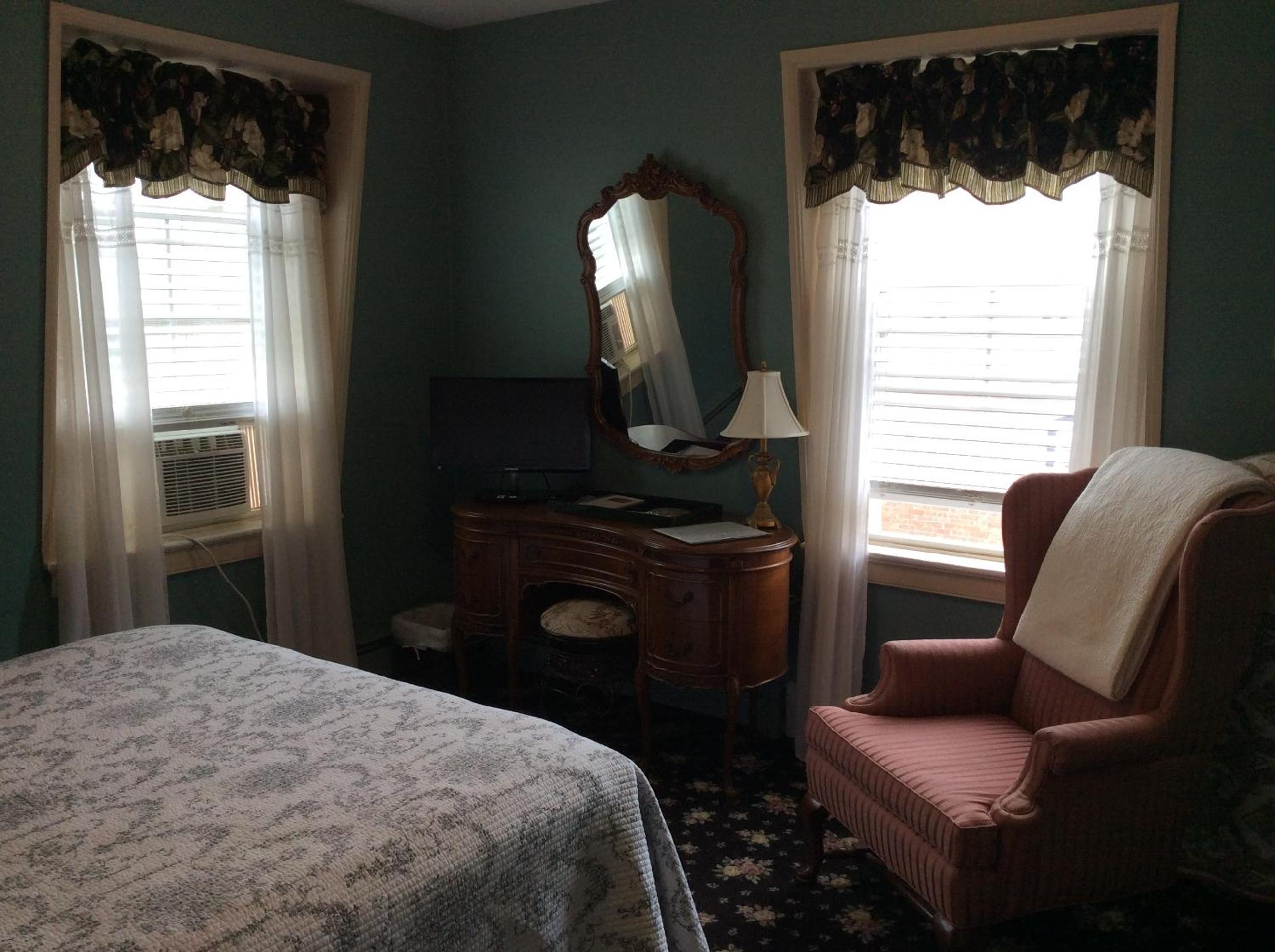 Queen Room with Private Bathroom photo 3