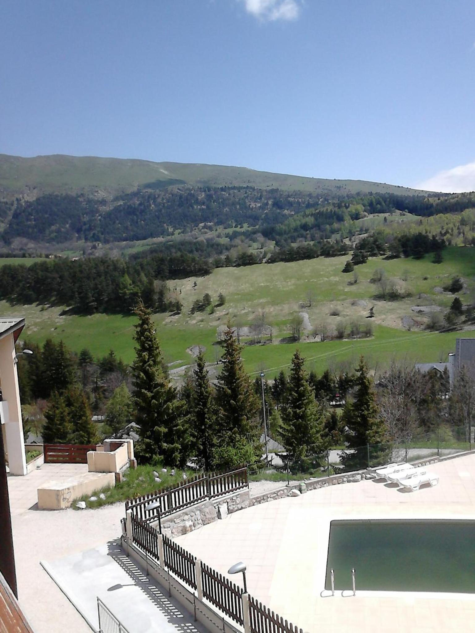 Apartment with Balcony - Photo 5