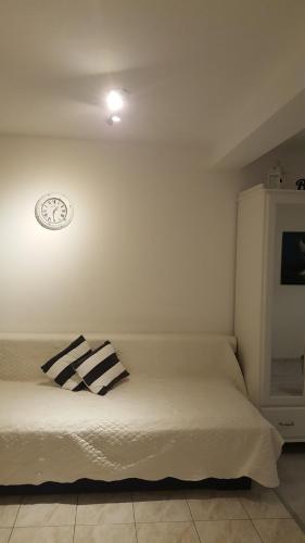 Studio Apartment with Balcony - Photo 3