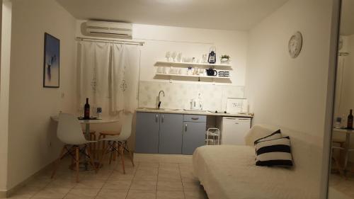 Studio Apartment with Balcony - Photo 10
