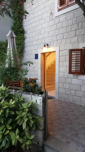 Studio Apartment with Balcony - Photo 14