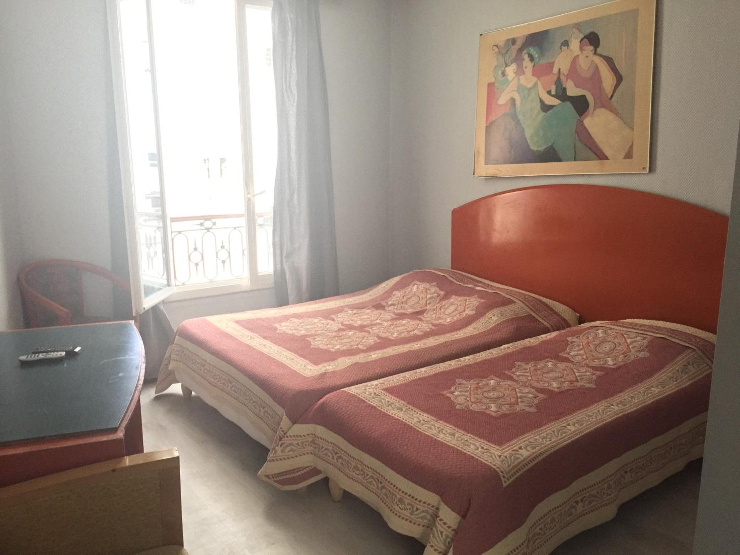 Economy Triple Room photo 2