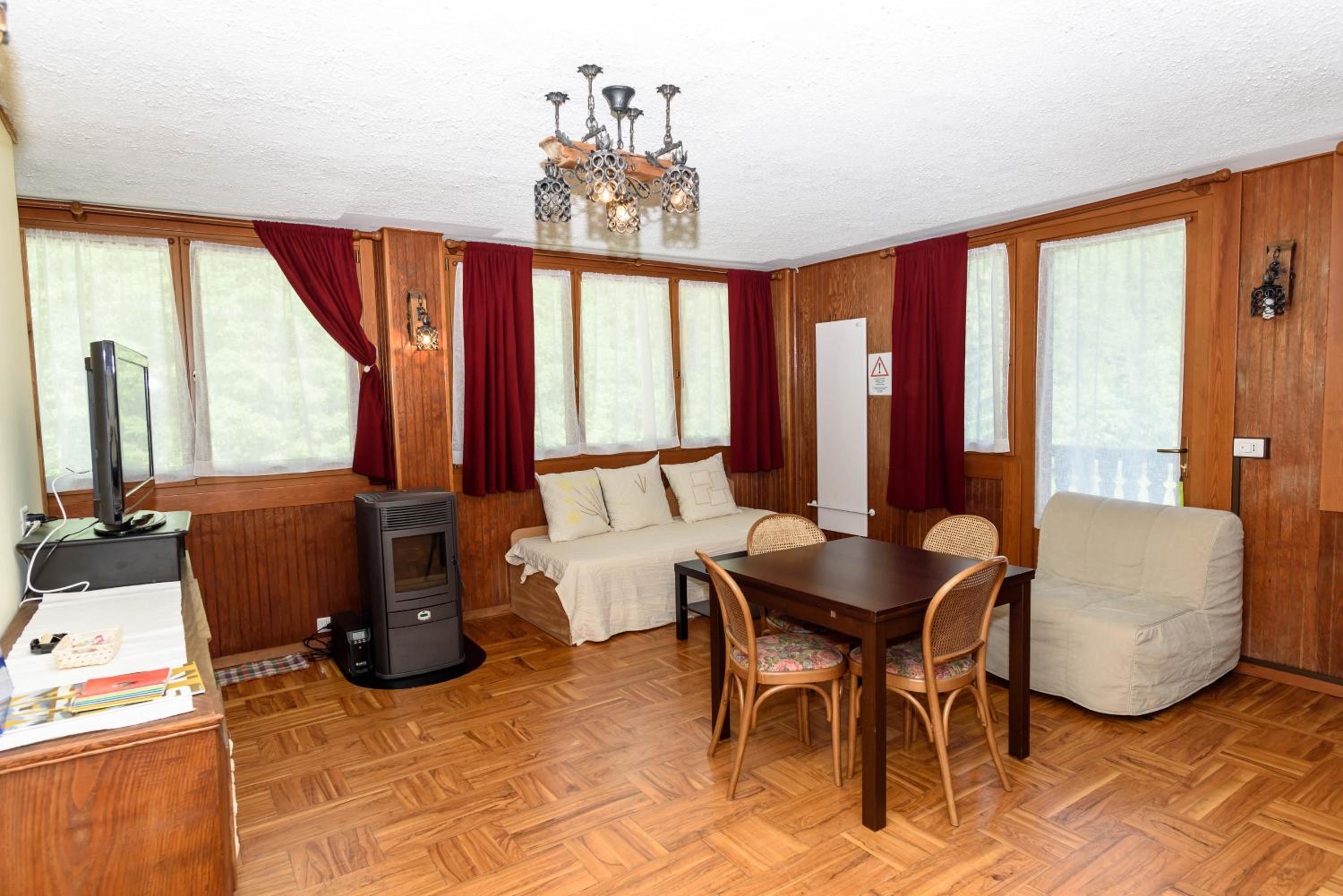 One-Bedroom Apartment (5 Adults) photo 2