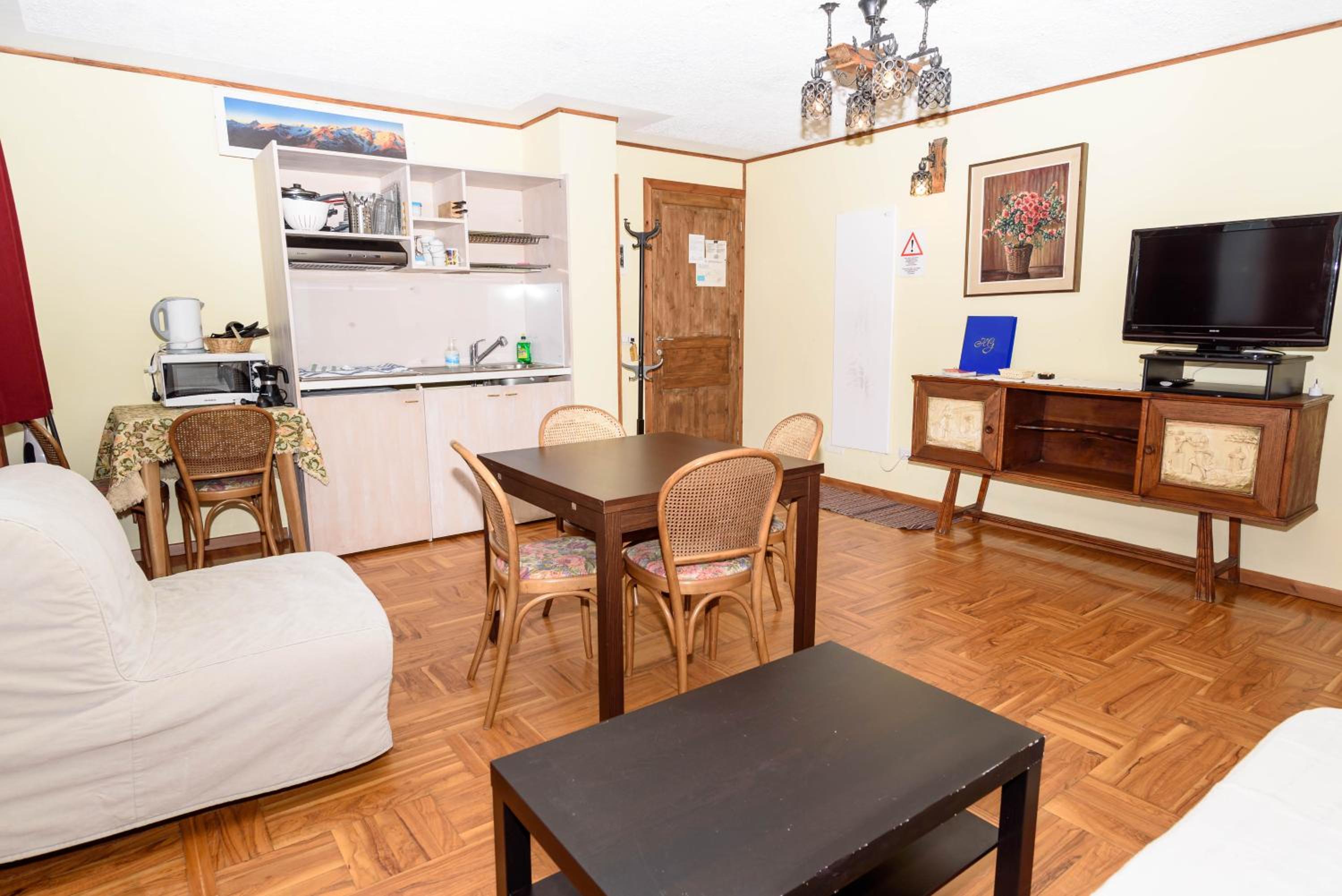One-Bedroom Apartment (5 Adults)