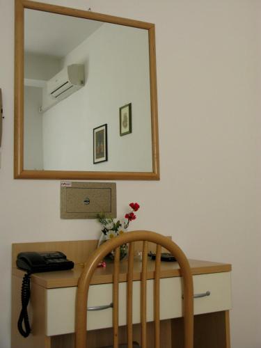 Standard Double or Twin Room - Photo 6