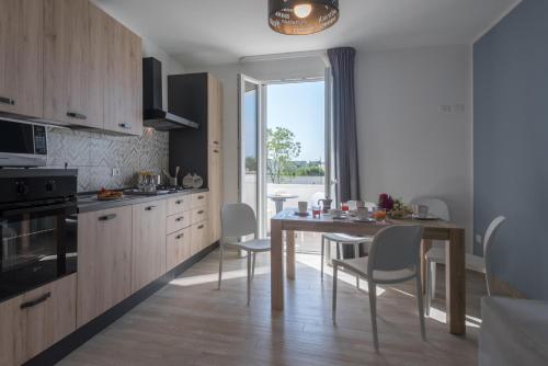 Apartment with Balcony and Garden View photo 2