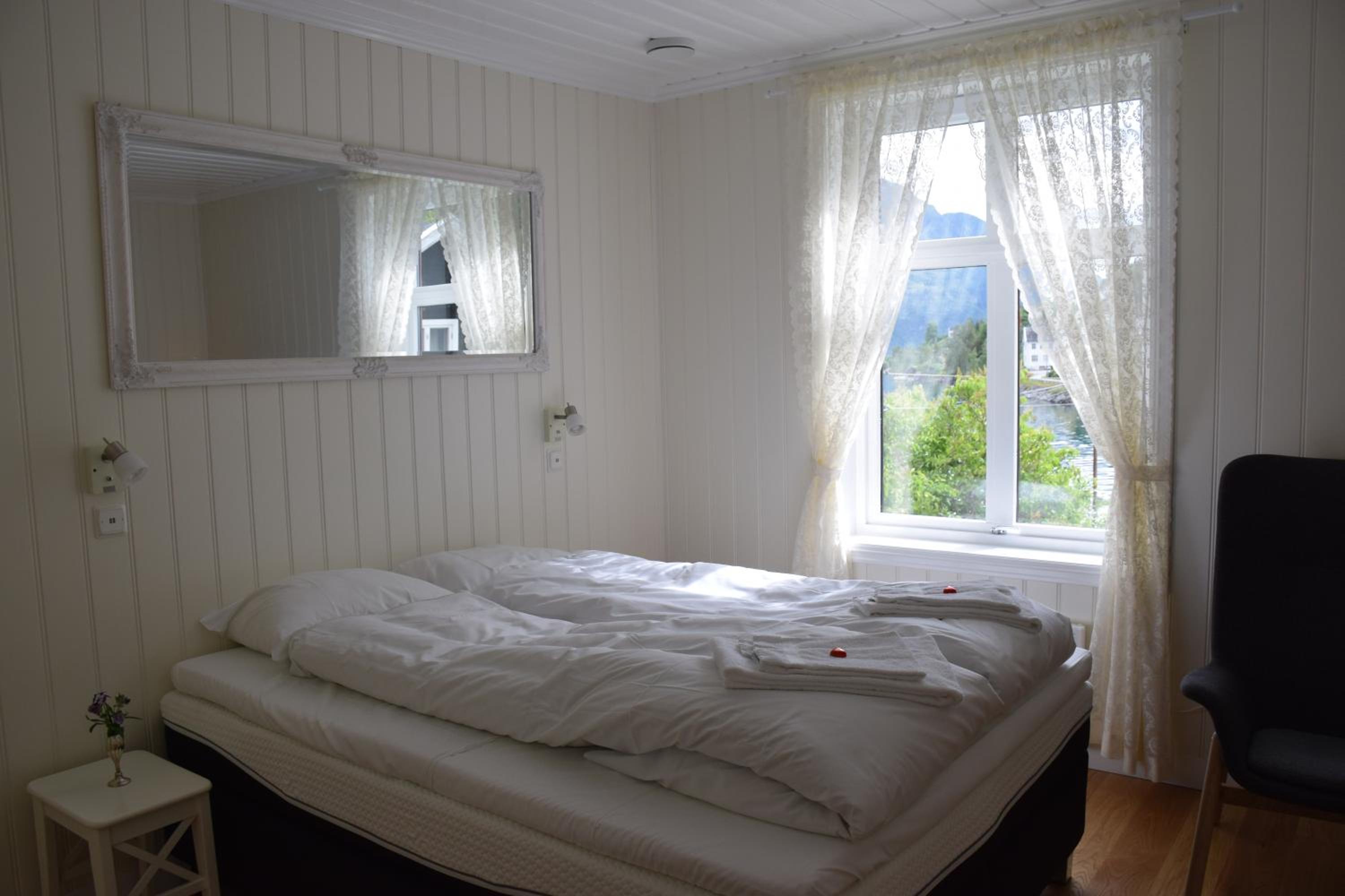 Deluxe Double Room with Side Sea View