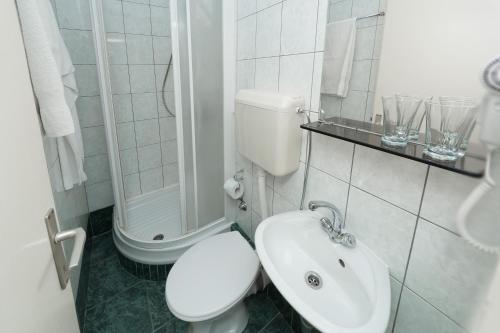 Standard Twin Room with Sea View - Photo 6