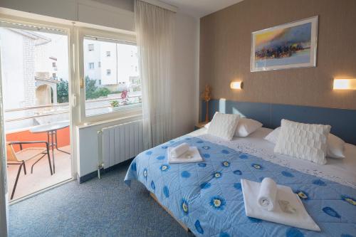 Double or Twin Room with Partial Sea View - Photo 5