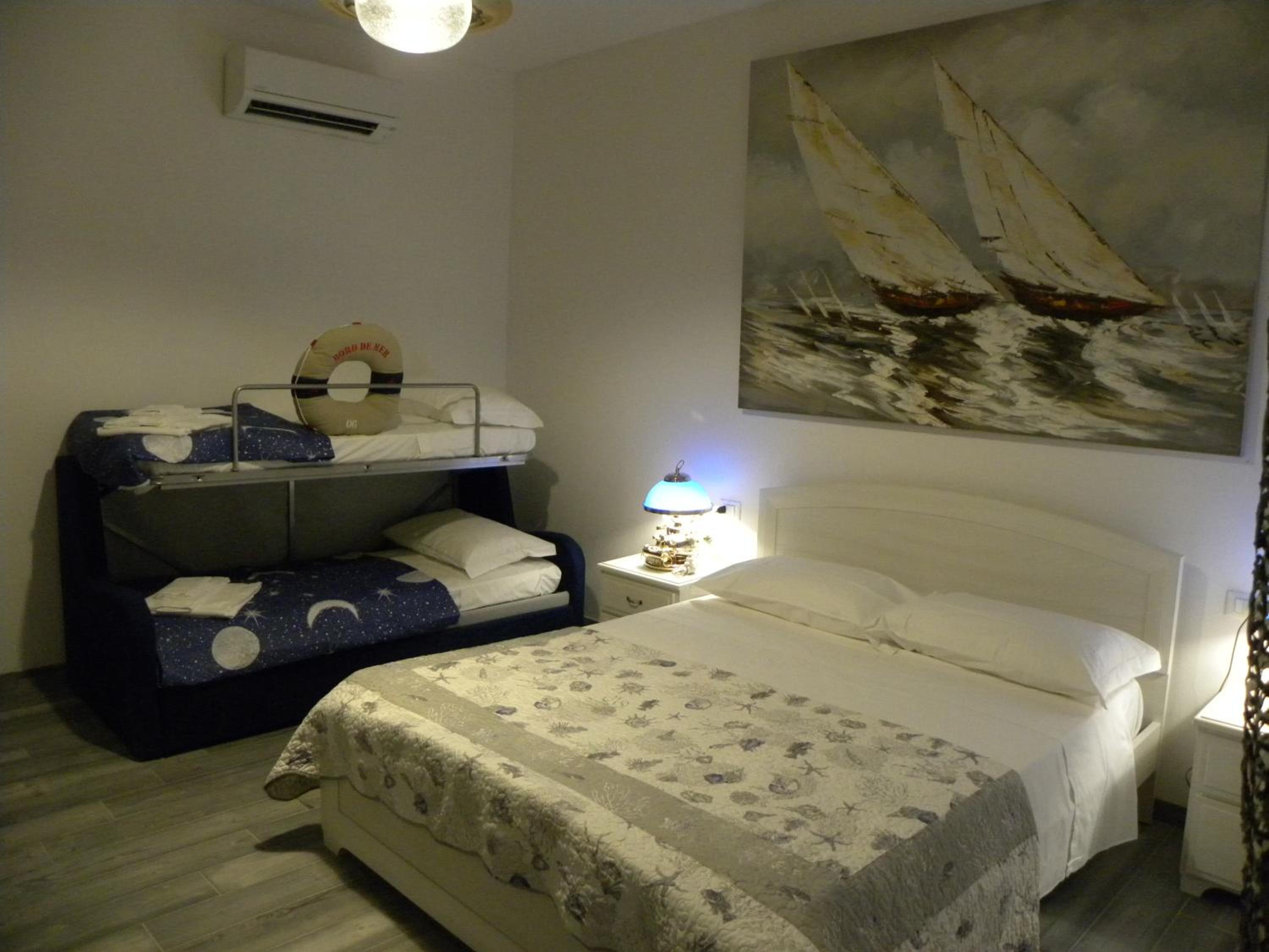Quadruple Room with Private Bathroom photo 2