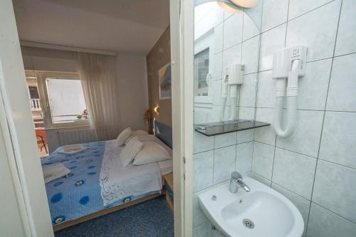Double or Twin Room with Partial Sea View - Photo 10