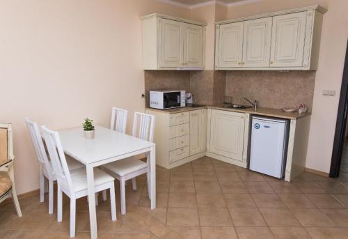 Deluxe Two-Bedroom Apartment (4 Adults) photo 2