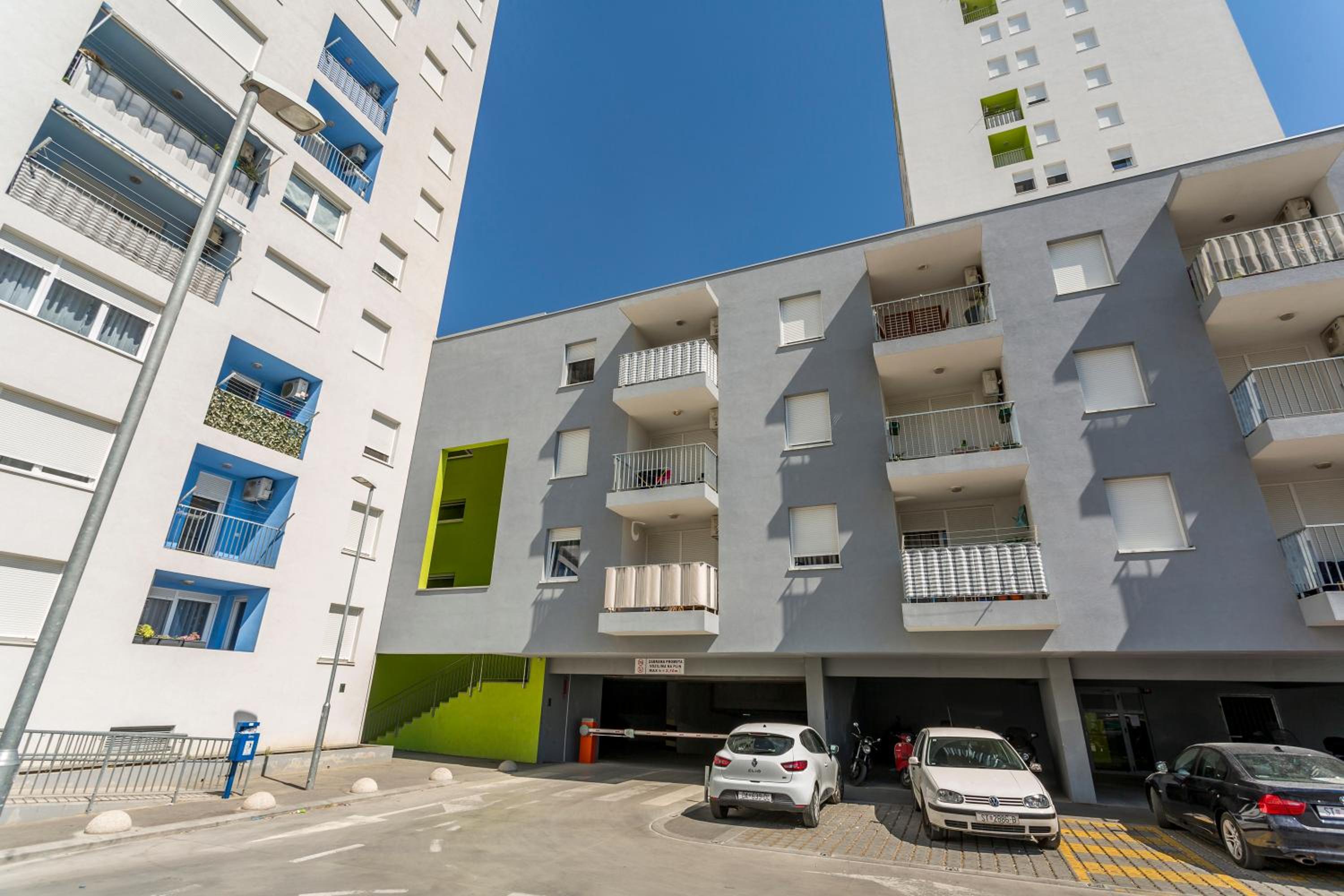Apartment with Balcony - Photo 12