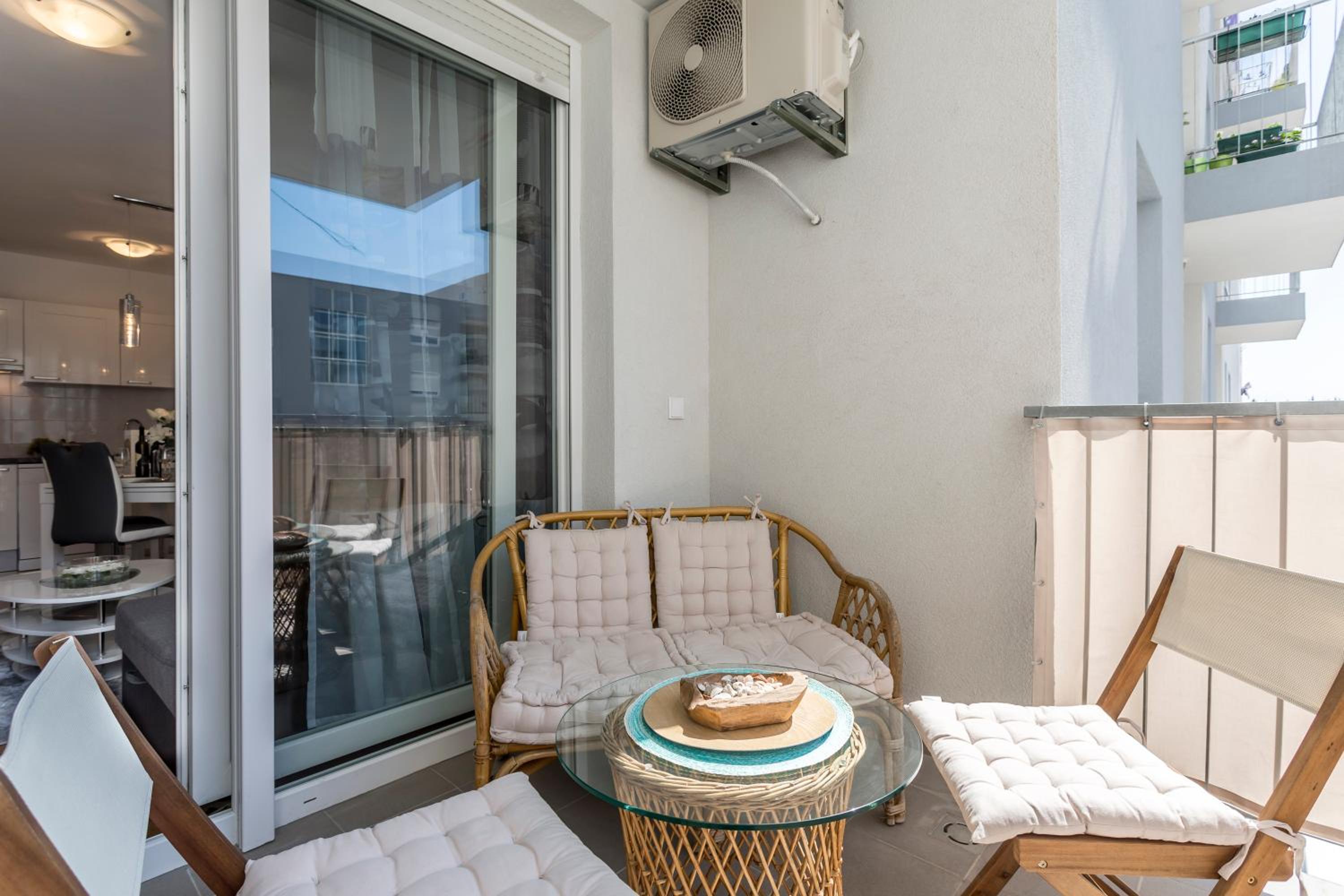 Apartment with Balcony - Photo 10