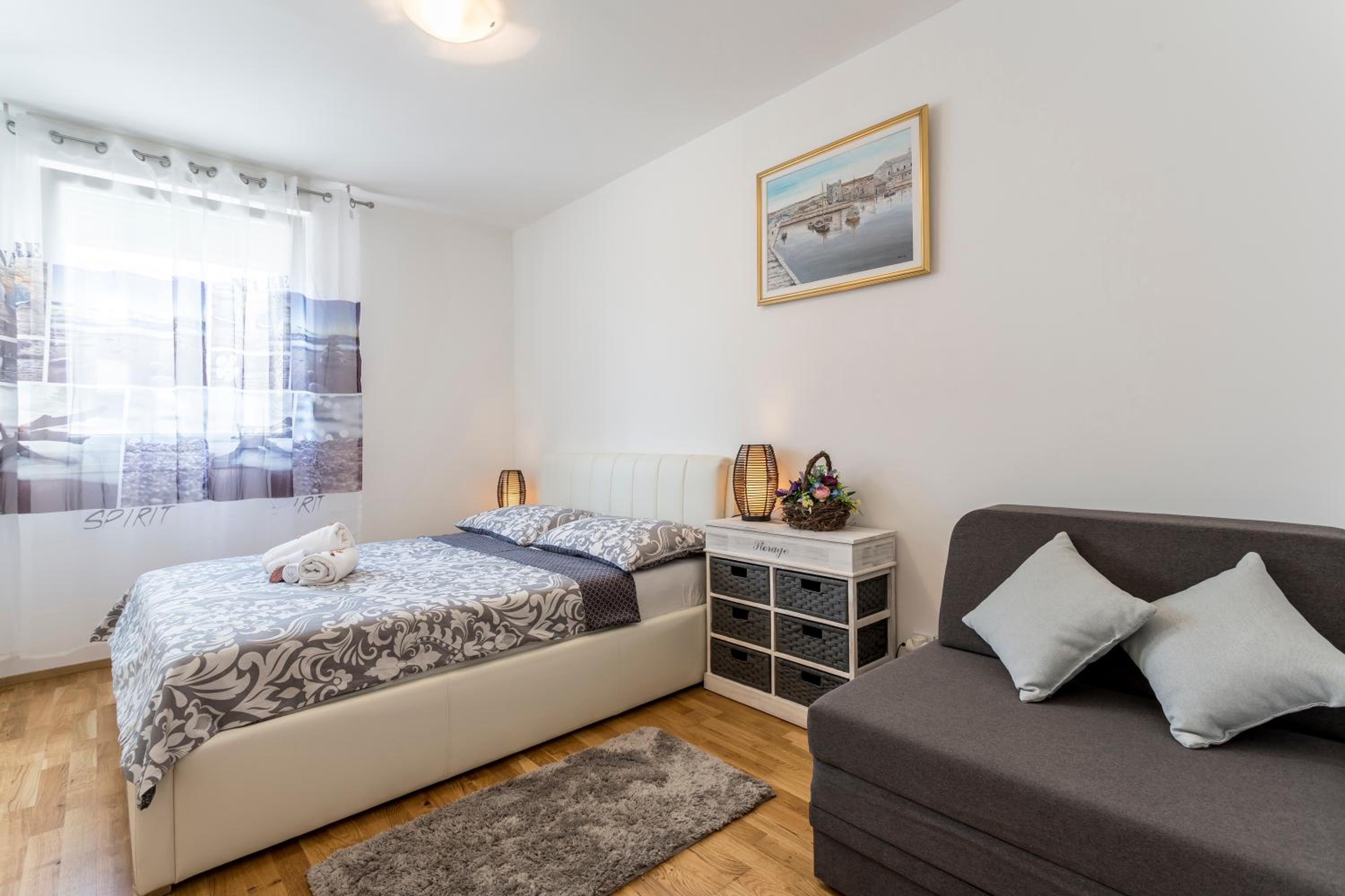 Apartment with Balcony - Photo 2