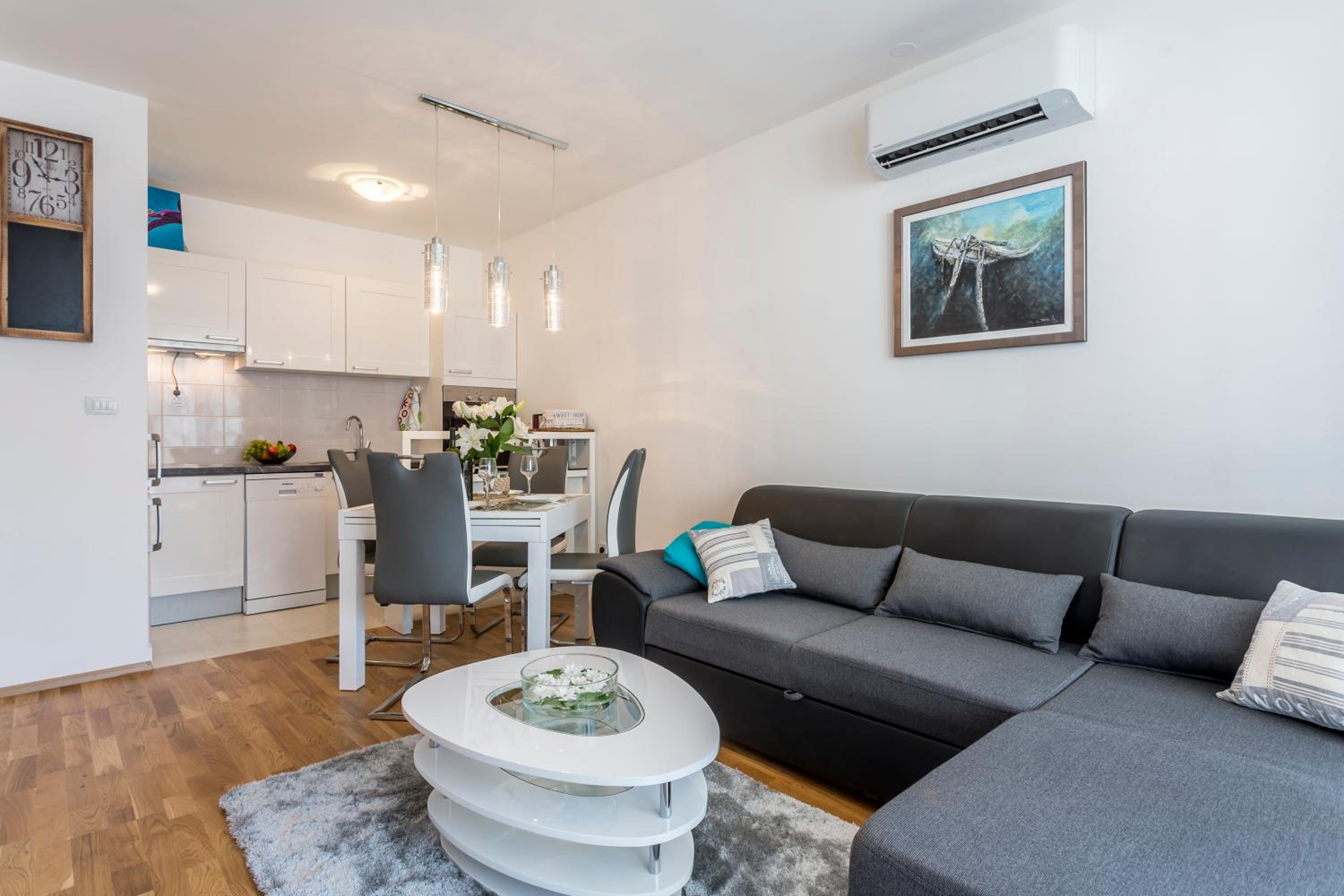 Apartment with Balcony - Photo 5