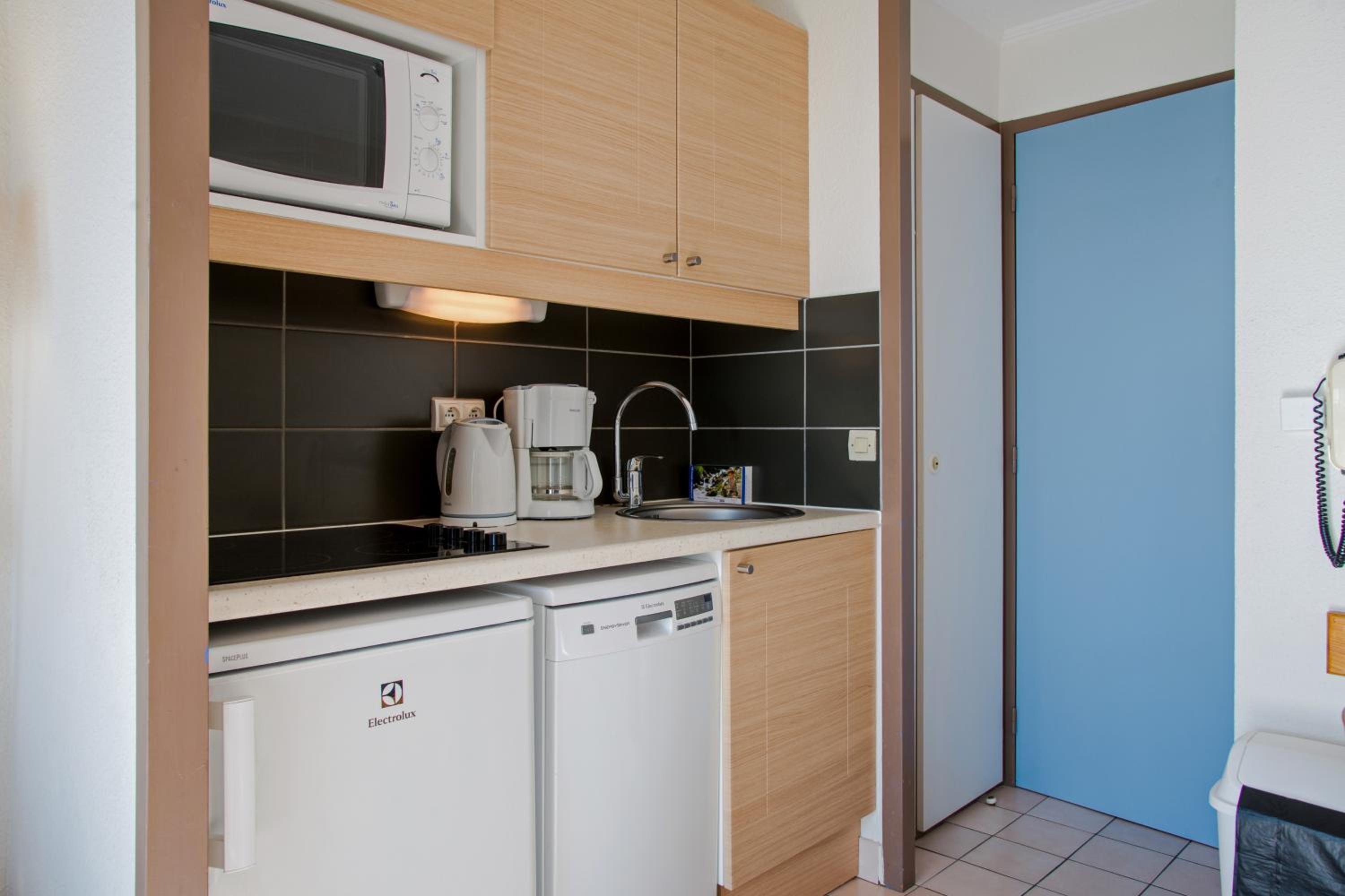 Select One-Bedroom Apartment (5 People)