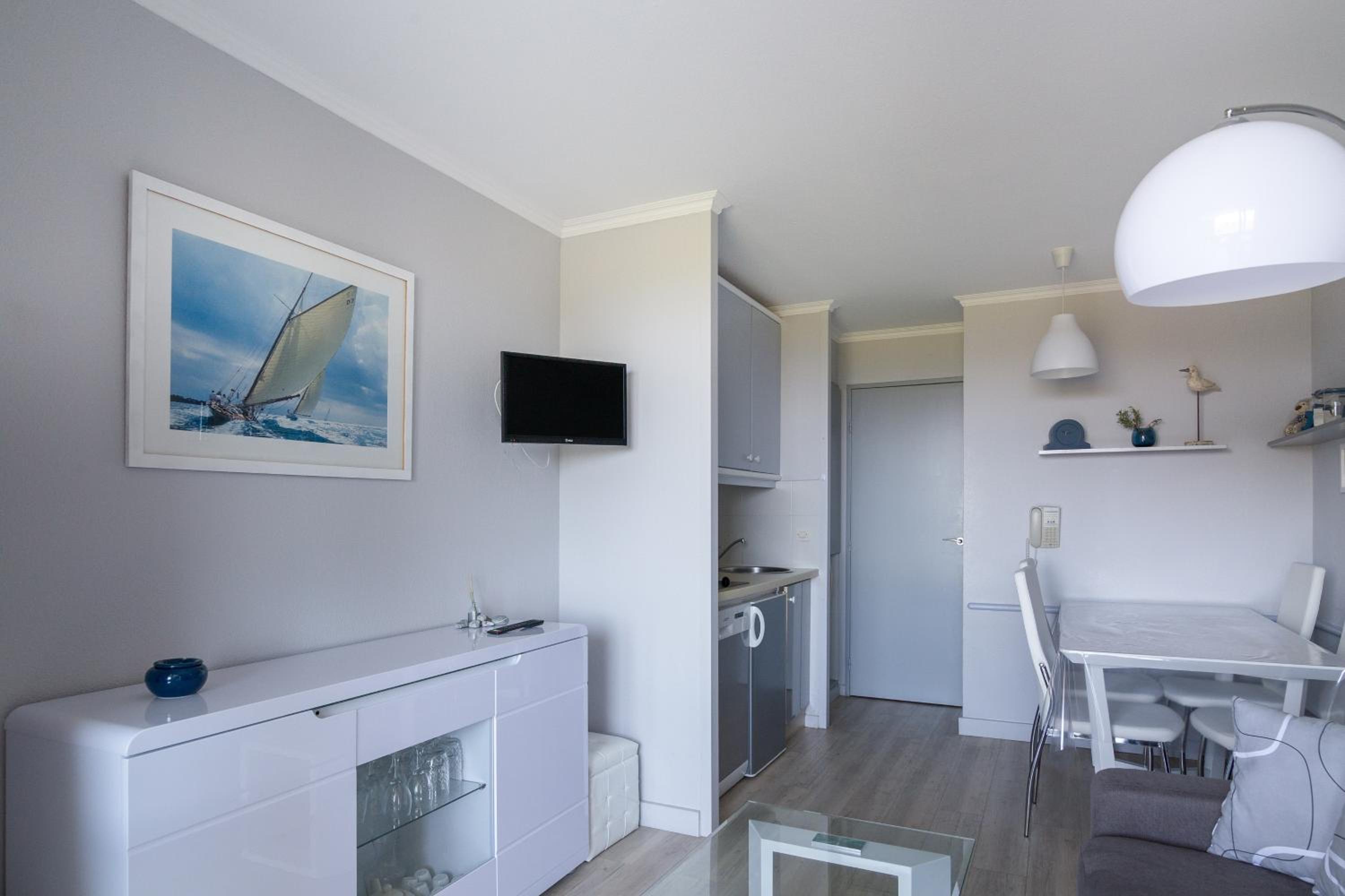 Select One-Bedroom Apartment (4 People)