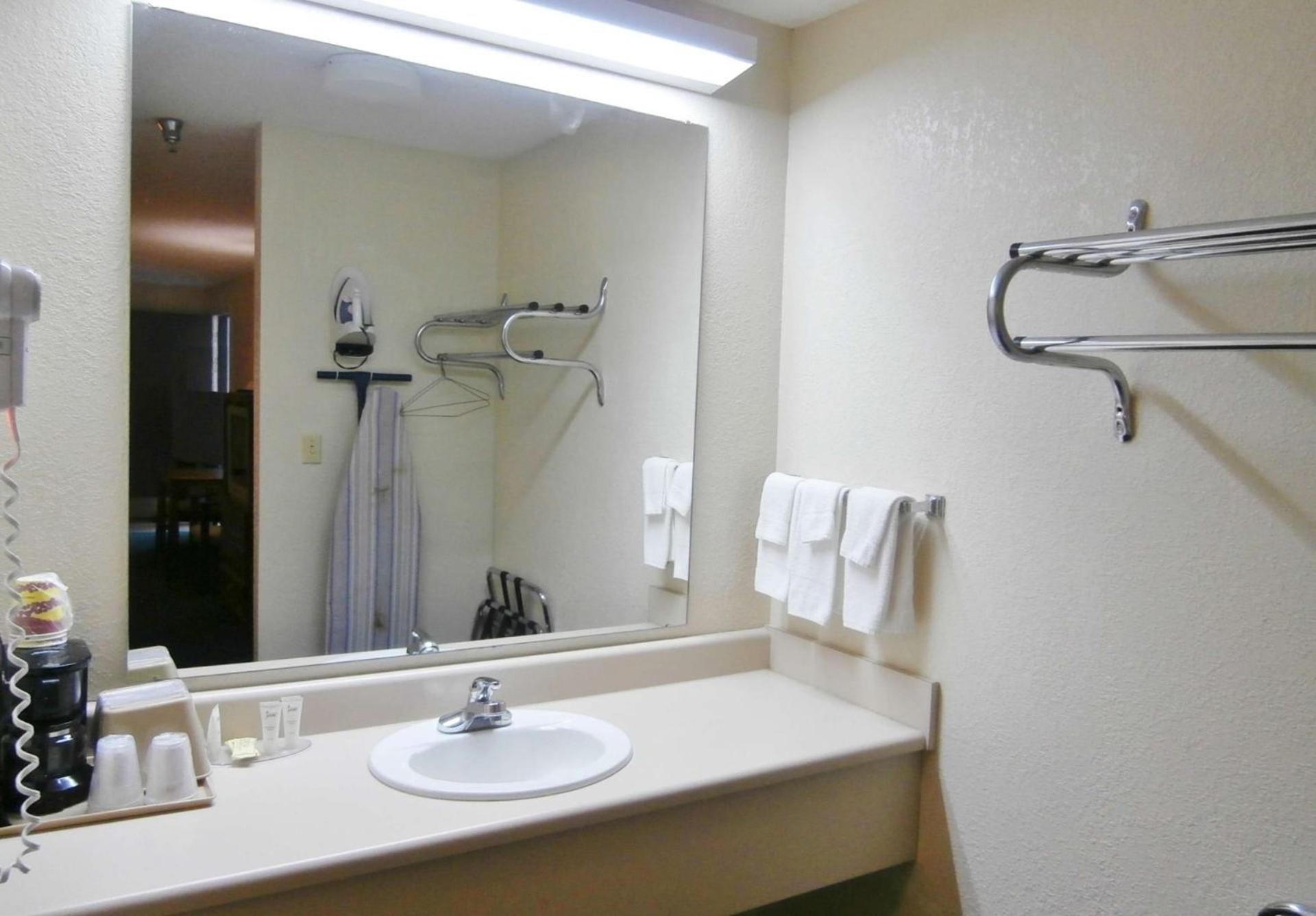 King Room - Non-Smoking - Photo 6