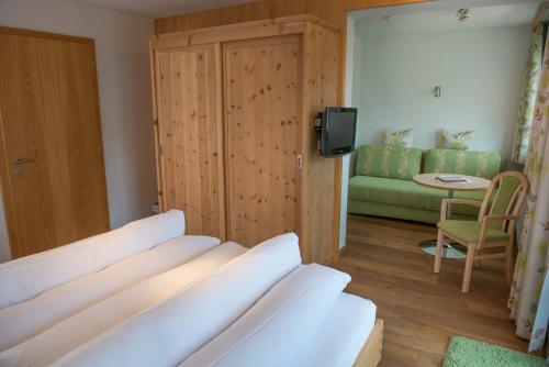 Deluxe Double Room with Balcony photo 2