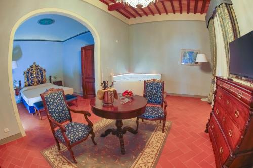 Suite with Hot Tub photo 1