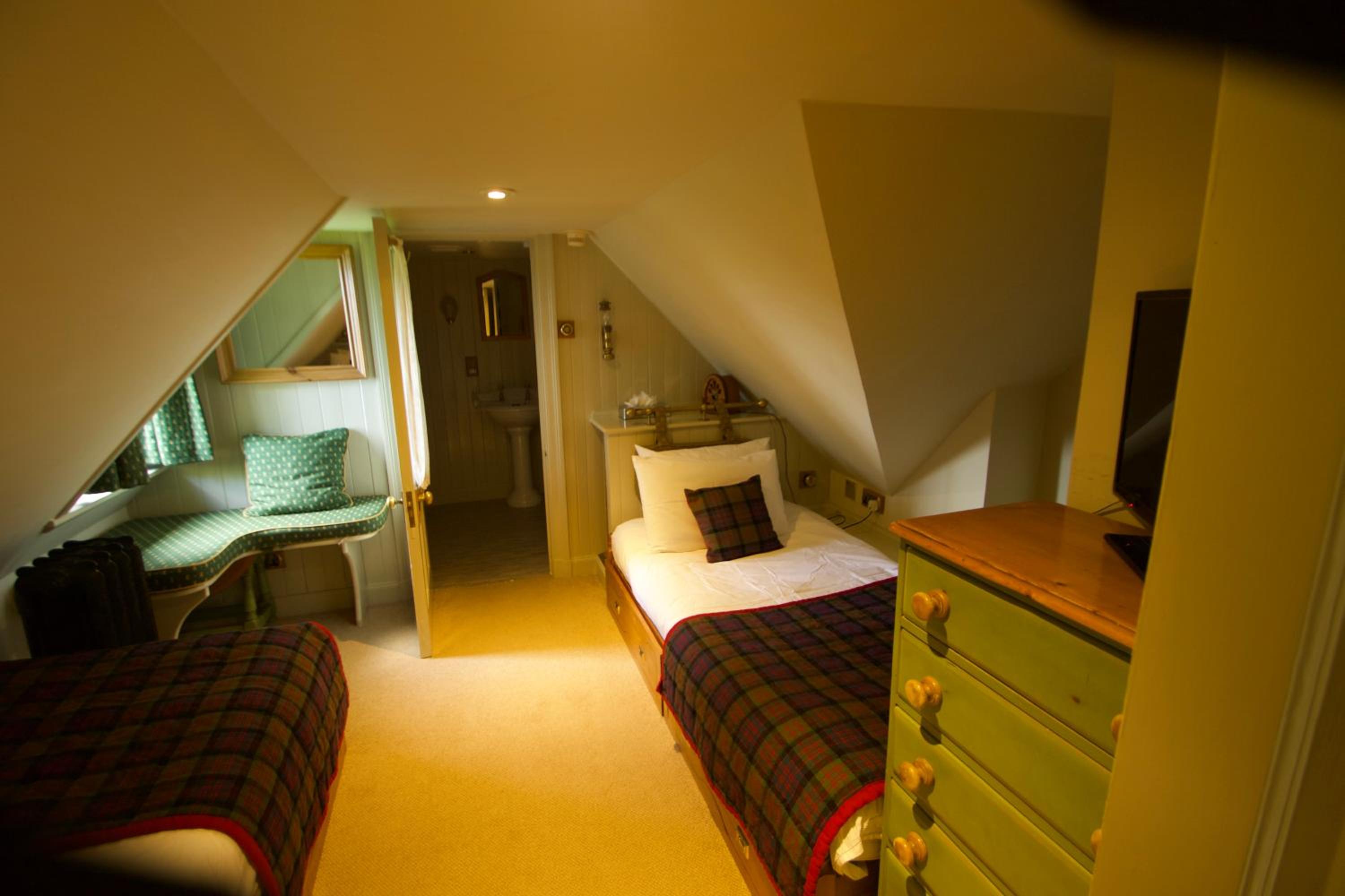 Cottage Attic Twin Room