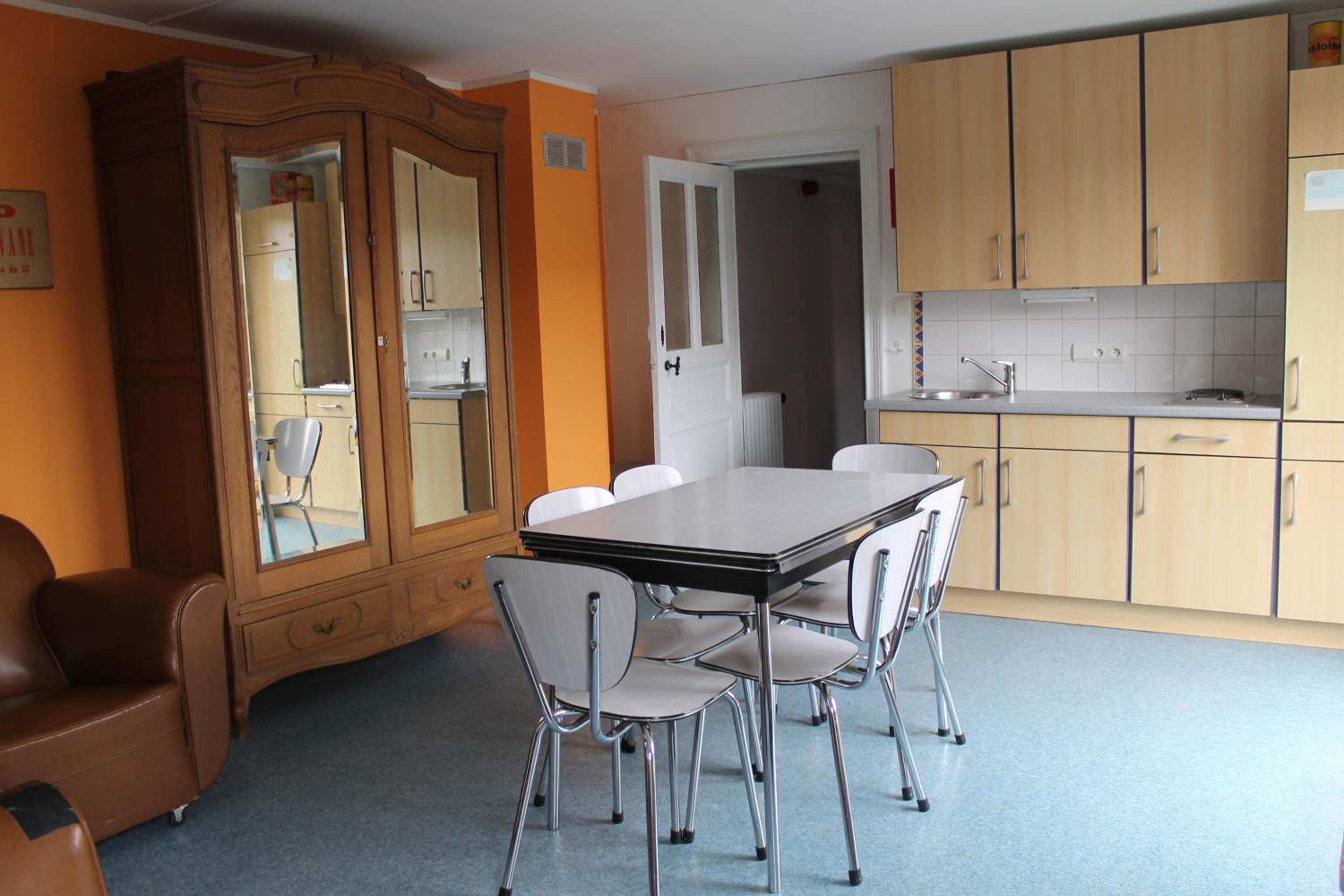 Six-Bedroom House photo 3
