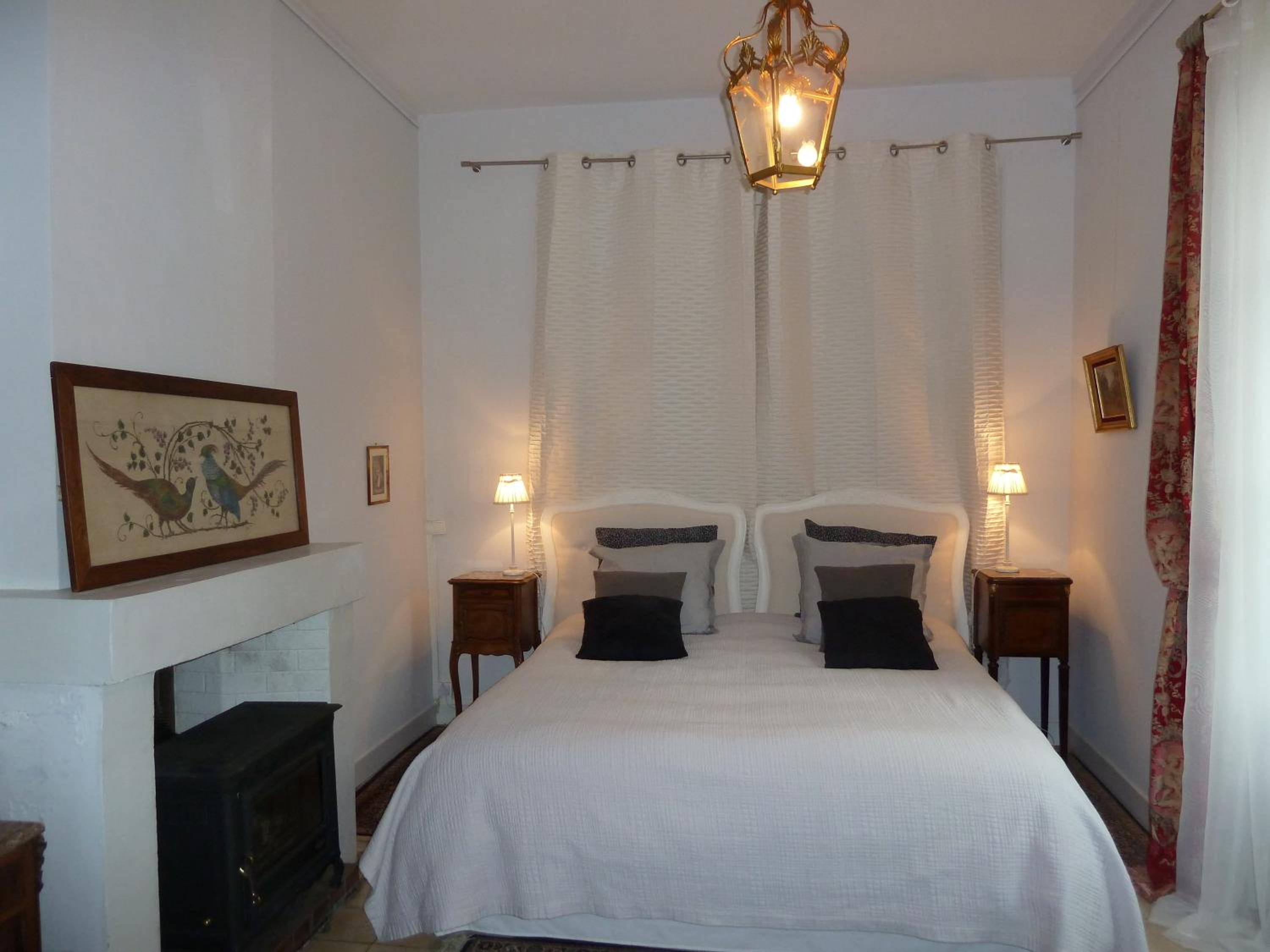 Deluxe Double Room with Shower - Photo 2