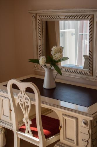 One-Bedroom Apartment with Partial Sea View (2 Adults + 1 Child)