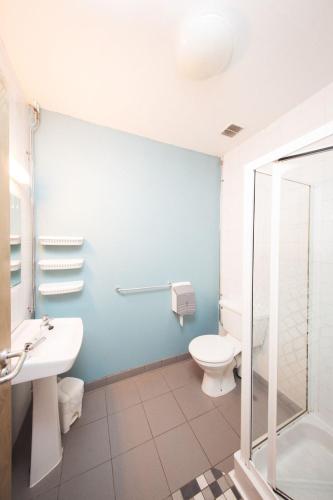 Twin Room with Private Bathroom photo 2