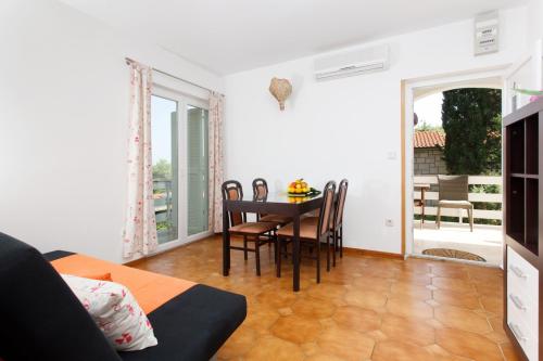 Apartment with Balcony and Sea View