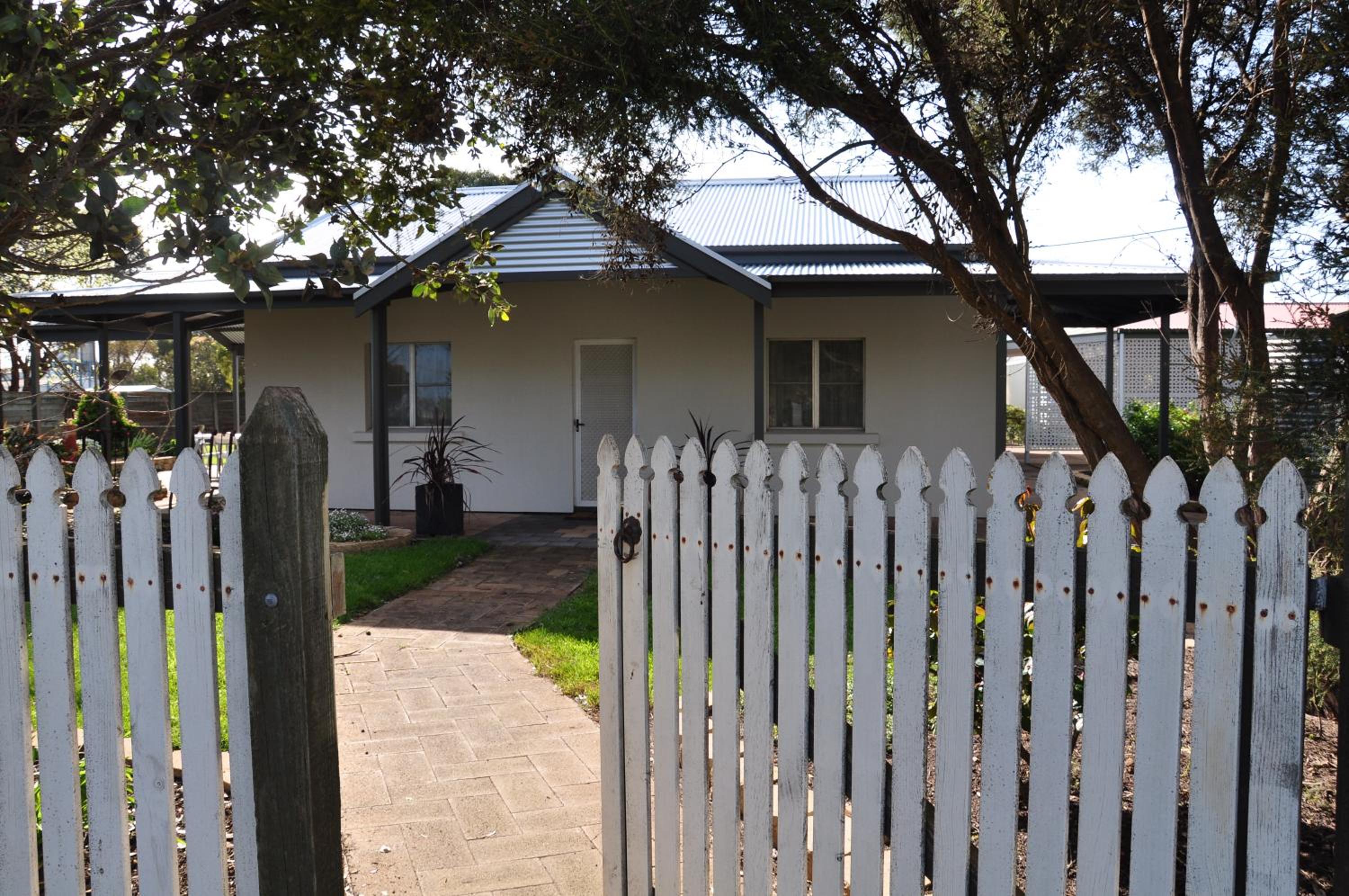 Three-Bedroom House photo 3