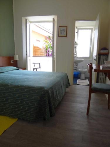 Standard Double Room - Photo 7