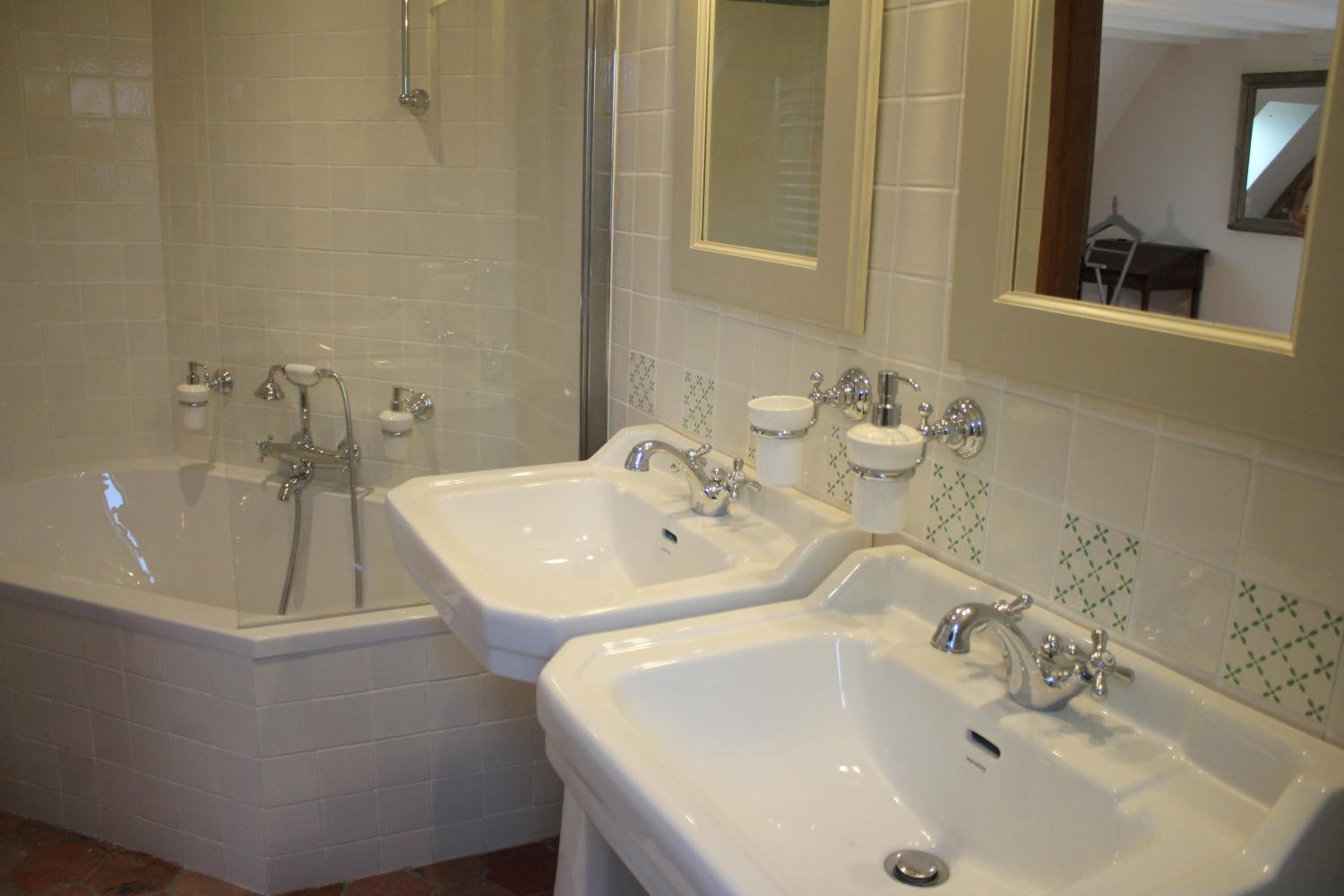 Deluxe Queen Room - Photo 7