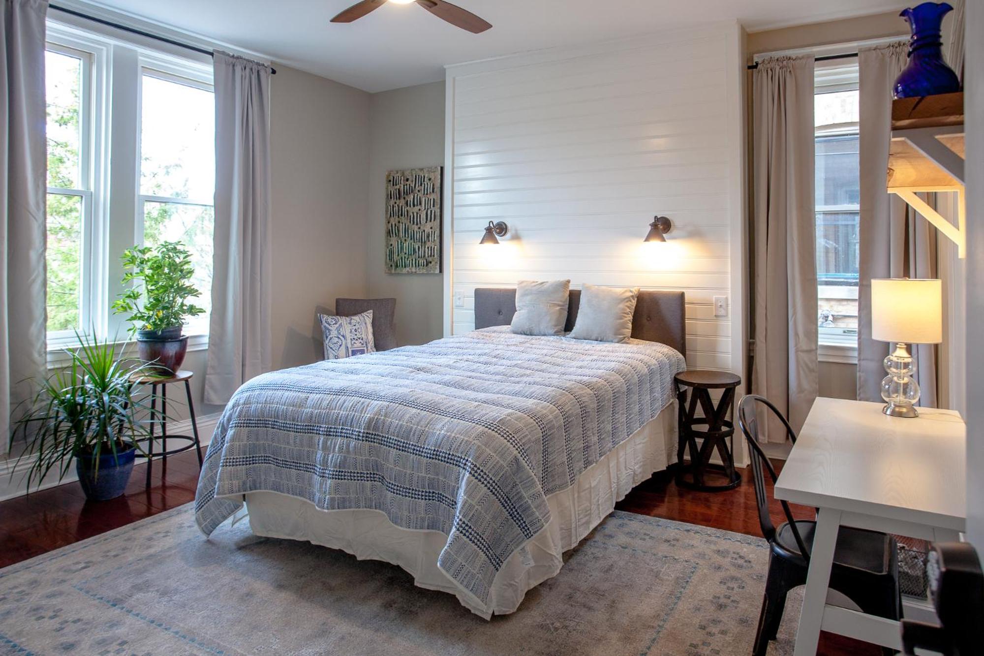 Deluxe Queen Room