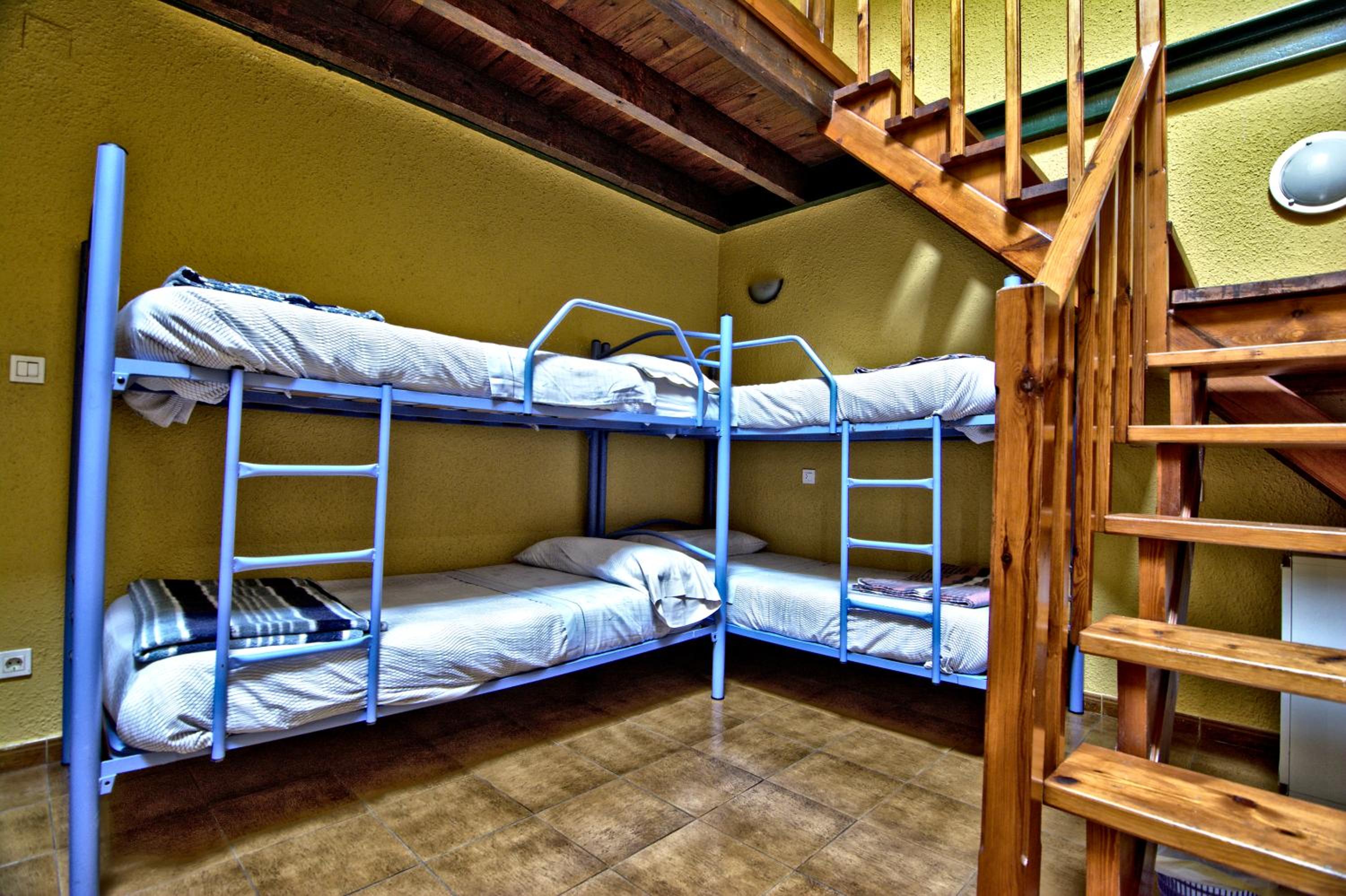 10-Bed Mixed Dormitory Room photo 3