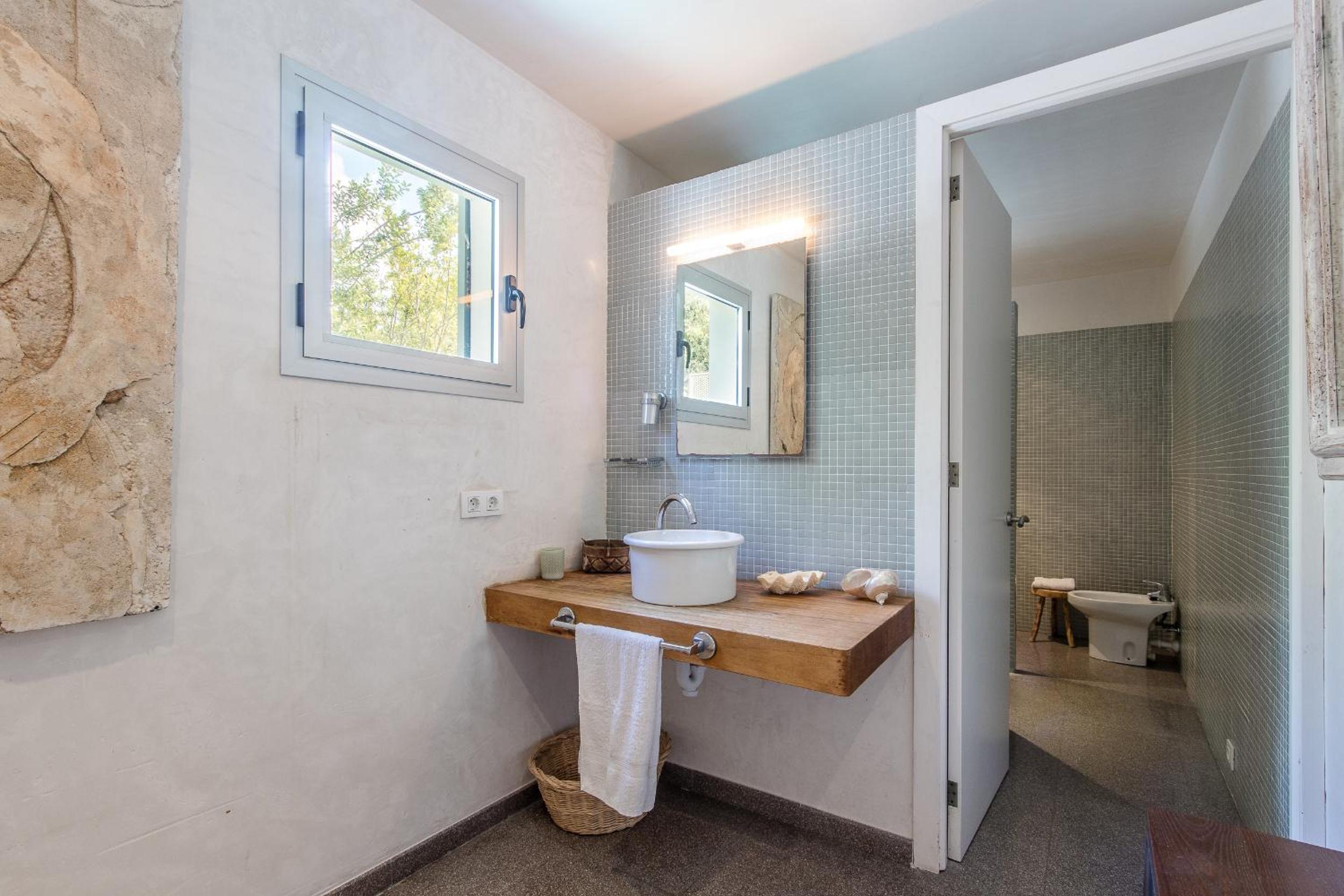 Five-Bedroom House photo 2