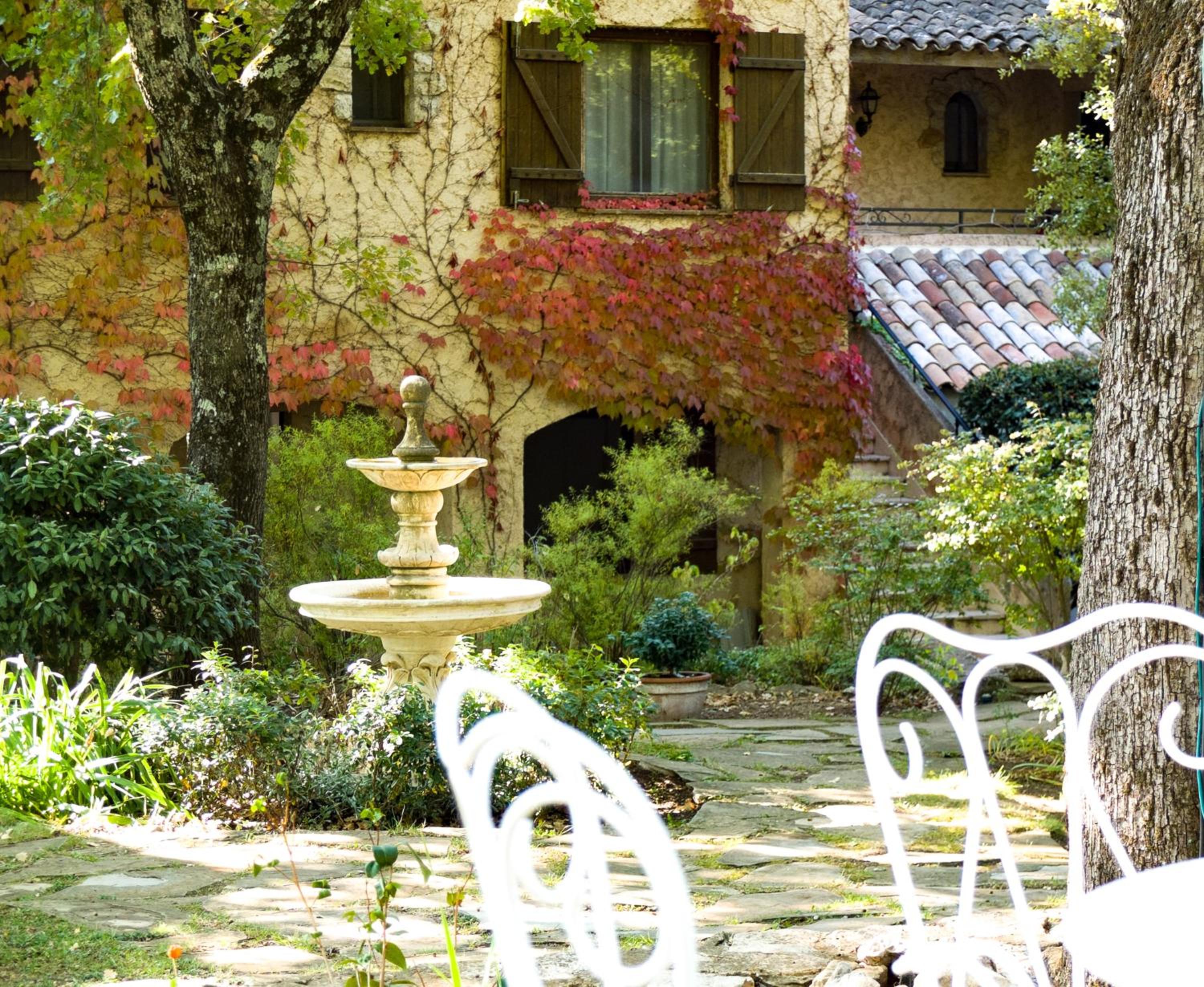 One-Bedroom Garden-Level Apartment with Patio and Panoramic Views photo 1