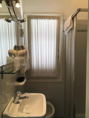 Standard Double Room - Photo 5
