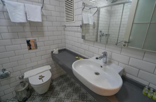 Deluxe Double Room with Land View - Photo 3