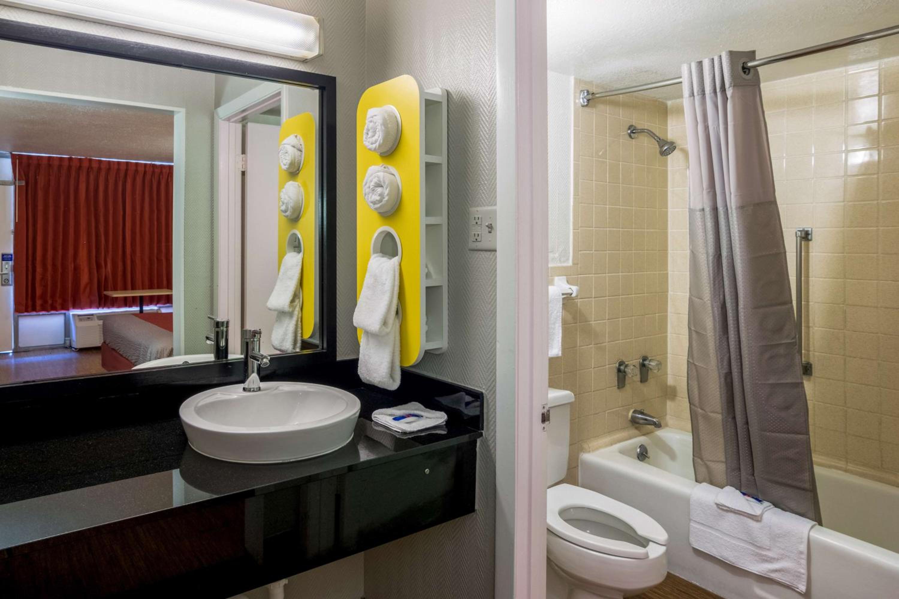 King Room with Roll-in Shower - Disability Access - Non-Smoking photo 3