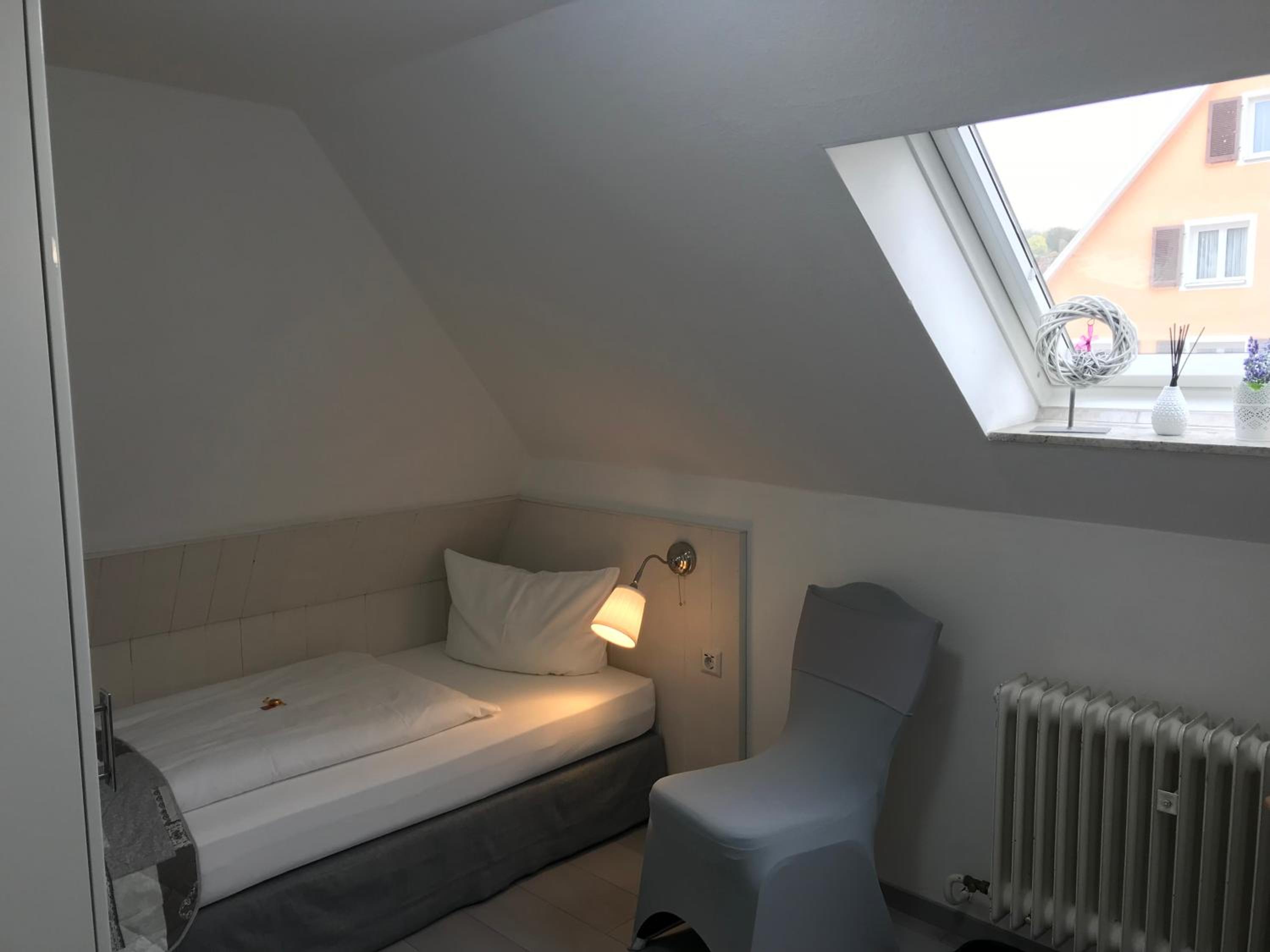 Single Room with Shared Bathroom photo 3