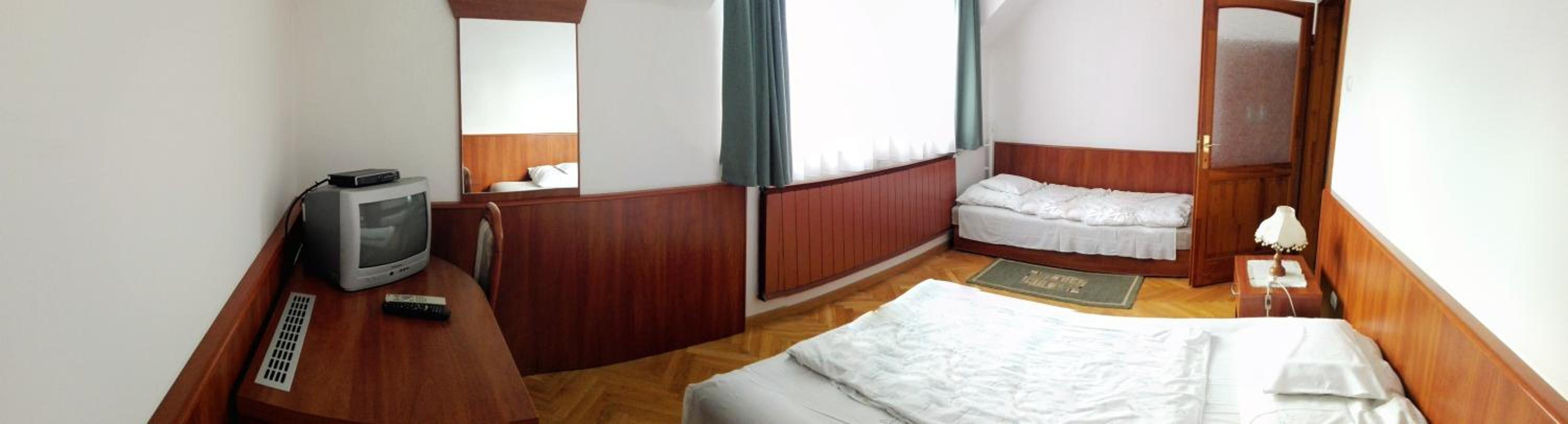 Economy Triple Room photo 1
