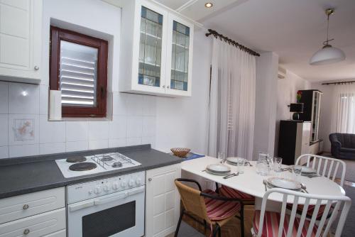 Apartment with Balcony photo 2