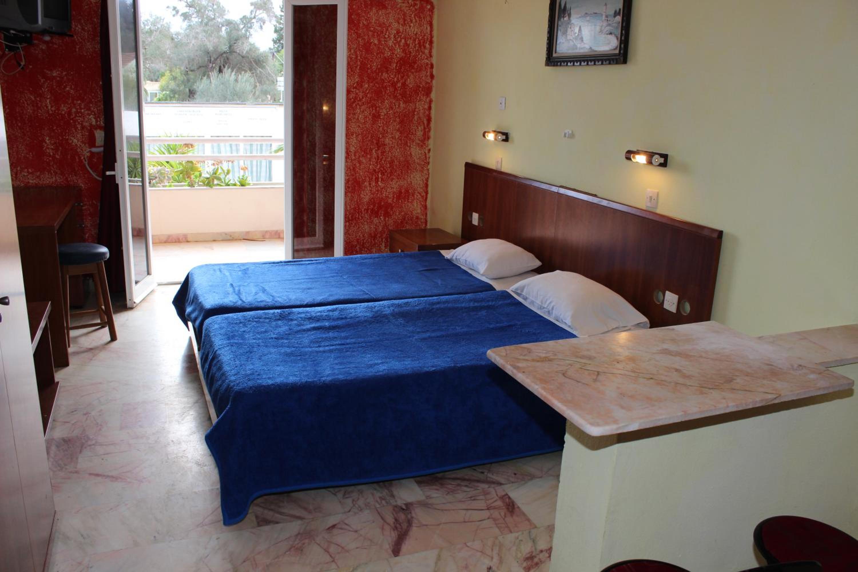 Studio (2 Adults) - Photo 1